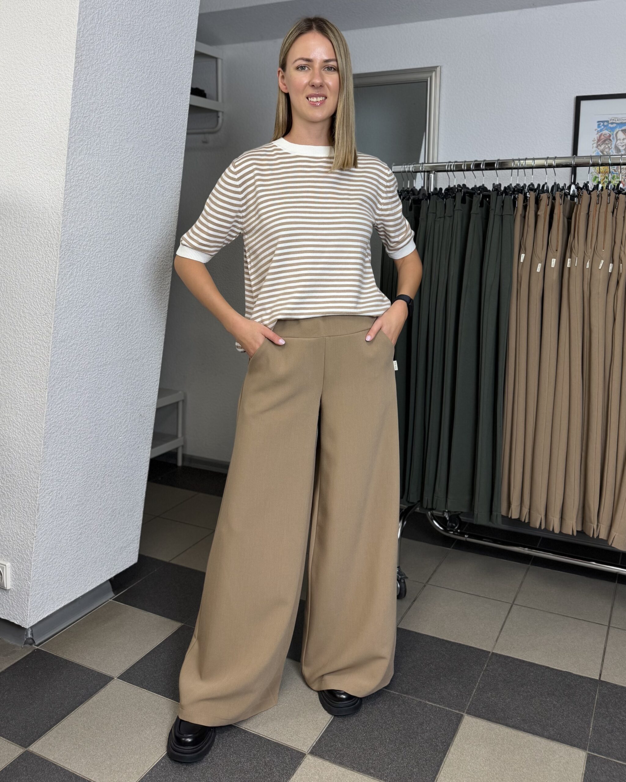 Kostiuminės plačios kelnės